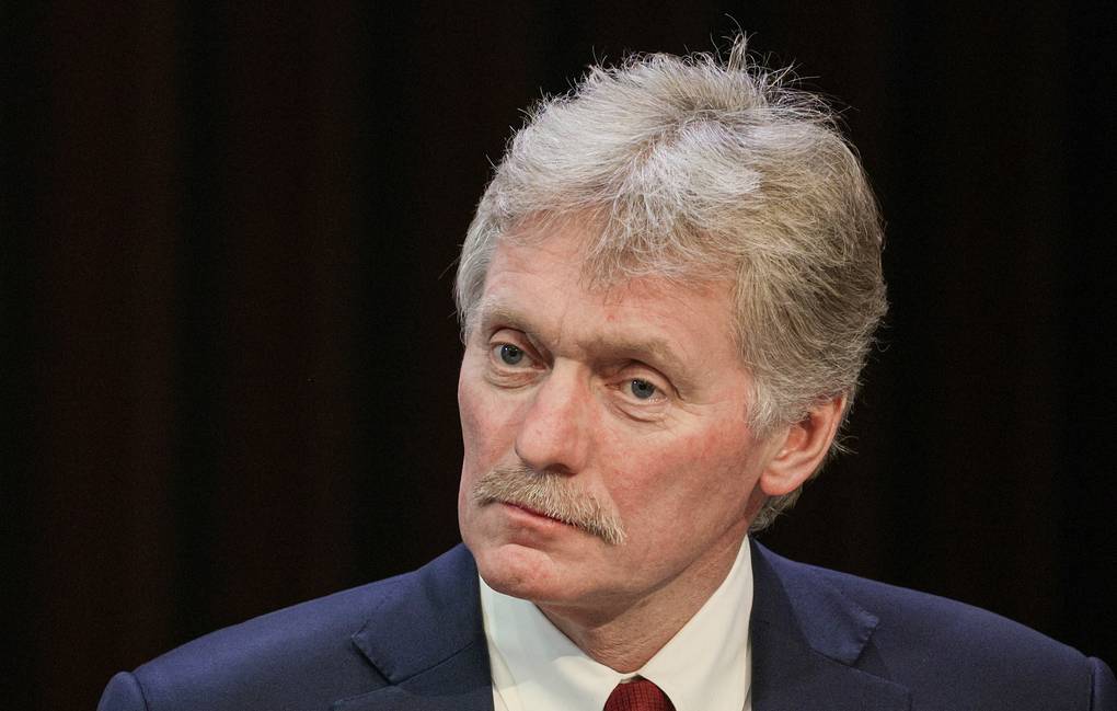 SELON LE PORTE PAROLE Selon le porte-parole du Kremlin, Dmitri Peskov, il n'y a eu aucun contact direct entre le président russe et John Ratcliffe Porte-parole du président russe Dmitri Peskov Gavriil Grigorov/Bureau de presse et d'information du président russe/TASS Le porte-parole du président russe Dmitri Peskov © Gavriil Grigorov/Bureau présidentiel russe de presse et d'information/TASS MOSCOU, 26 août. /TASS/. Les contacts entre Moscou et le directeur de la CIA, John Ratcliffe, les événements en Arménie et la situation en Ukraine ont été les principaux sujets du briefing de mercredi du porte-parole du Kremlin, Dmitri Peskov. TASS a compilé les principales déclarations de l'attaché de presse présidentiel russe. Visite du directeur de la CIA - Le président a été informé des résultats des réunions entre les agences de renseignement russes et le directeur de la CIA, John Ratcliffe : « Bien sûr, le président Poutine est immédiatement informé de tout cela. » - Il n'y a eu aucun contact direct entre Poutine et Ratcliffe : « Je peux vous dire qu'il n'y a pas eu de rencontres avec le président russe. C'est tout ce que je peux vous dire à ce sujet." - Les contacts avec le directeur de la CIA ont eu lieu par l'intermédiaire des services de renseignement : « Je peux seulement vous dire que les contacts ont eu lieu par l'intermédiaire des services de renseignement. » - Le Kremlin n'a pas précisé si les contacts de Ratcliffe avec les services de renseignement russes concernaient l'Ukraine, l'Iran ou toute autre question : « Je n'ai rien à ajouter à ce sujet au-delà de ce que j'ai déjà dit. » - Il est prématuré de parler de l'impact que les contacts du directeur de la CIA avec les services de renseignement russes pourraient avoir sur la résolution de la crise dans les relations entre Moscou et Washington : « Il est encore trop tôt pour dire dans quelle mesure cela affectera le processus global de sortie de nos relations bilatérales de la crise la plus profonde dans laquelle elles se trouvent actuellement. » - Les contacts entre agences de renseignement sont, en eux-mêmes, « une évolution positive, un processus positif » : « Ces contacts se poursuivent souvent même pendant les moments les plus difficiles des relations bilatérales. Notre président, soit dit en passant, en a également parlé." - Actuellement, aucun contact n'est prévu entre Moscou et Washington au niveau administratif présidentiel : « À ce stade, je ne peux pas vous parler d'autres accords sur de tels contacts. Aucun contact n'est actuellement prévu par l'intermédiaire du Kremlin."
