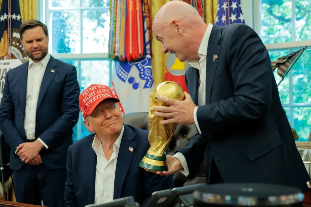 Trump à la rescousse Le président américain Donald Trump estime que la Fédération mondiale de football (FIFA) commettrait une « terrible erreur » si elle décidait de remplacer son président, Gianni Infantino. Il l'a écrit sur sa plateforme Truth Social dans la nuit de lundi à mardi. « Il est fantastique, il vient de présider la Coupe du monde la plus réussie de tous les temps », a-t-il déclaré avec enthousiasme. Trump à la rescousse Le président américain Donald Trump estime que la Fédération mondiale de football (FIFA) commettrait une « terrible erreur » si elle décidait de remplacer son président, Gianni Infantino. Il l'a écrit sur sa plateforme Truth Social dans la nuit de lundi à mardi. « Il est fantastique, il vient de présider la Coupe du monde la plus réussie de tous les temps », a-t-il déclaré avec enthousiasme.