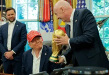 Le lien étroit entre Donald Trump et le patron de la FIFA, Gianni Infantino,15 milliards de dollars, suffit à comprendre la relation solide entre le président américain Donald Trump et le président de la FIFA, Trump à la rescousse Le président américain Donald Trump estime que la Fédération mondiale de football (FIFA) commettrait une « terrible erreur » si elle décidait de remplacer son président, Gianni Infantino. Il l'a écrit sur sa plateforme Truth Social dans la nuit de lundi à mardi. « Il est fantastique, il vient de présider la Coupe du monde la plus réussie de tous les temps », a-t-il déclaré avec enthousiasme.