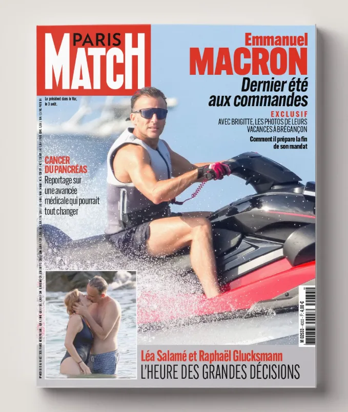 Le chef de l'État y est photographié sur un scooter des mers en mouvement, de profil et regard tourné vers l'objectif, derrière des lunettes de soleil, sous le titre « dernier été aux commandes ». Un cliché visiblement autorisé, qui en rappelle d'autres pris lors de ses précédents séjours estivaux dans la résidence présidentielle située sur la côte varoise - et qui lui avaient déjà valu des critiques de ses opposants de gauche. « La mégalomanie absolue du personnage »