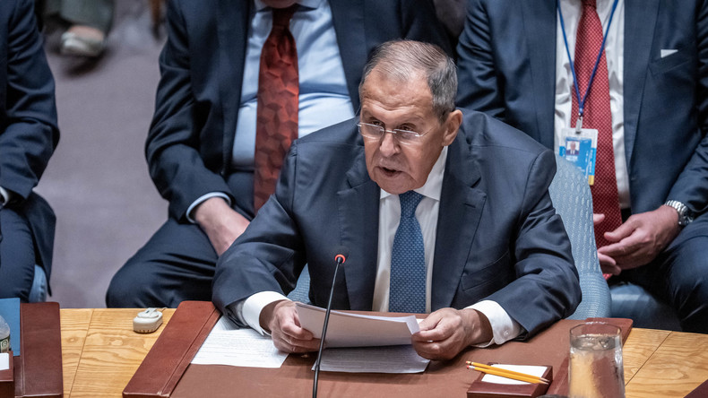 Sergueï Lavrov, ministre russe des Affaires étrangères, participe à une réunion du Conseil de sécurité de l'ONU en marge de l'Assemblée générale des Nations unies, le 23 septembre 2026, à New York.En savoir plus sur RT en français: https://francais.rt.com/russie/138341-russie-prete-a-negocier-mais-n-interrompra-pas-ses-operations-militaires-pendant-pourparlers-lavrov