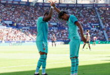 Liga= Lamine savait comprendre qu’il devait être utile à l’équipe avant lui-même pour apporter une aide au Brésilien et pour qu’il termine le triplé parfait : un but avec la droite, un autre avec la gauche et un autre avec une tête. Même le camp adverse baisse les armes. En conférence de presse, l’entraîneur de Séville n’a pas tari d’éloges sur son adversaire et s’est interrogé sur l’absence de Raphinha parmi les 30 nommés pour le Ballon d’Or : « le fait qu’il ne soit pas nominé… C’est pour ça que je ne crois pas tellement à ces récompenses. Raphinha fait tout », a souligné le technicien, ajoutant que « le Barça est une équipe d’un niveau exceptionnel ». Choquant sur le terrain et dans les statistiques, l’ancien de Rennes démontre qu’il avait clairement sa place parmi les 30 nommés pour la distinction individuelle. Aux côtés de Lamine Yamal, également double passeur décisif hier soir, Raphinha n’en finit plus de briller et le duo formé avec l’Espagnol est assurément l’un des duos les plus létaux du monde à l’heure actuelle.