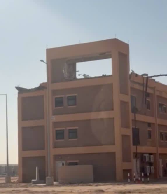 🇮🇷 — Tasnim : Des images montrant d’importants dégâts à la base américaine « Camp Arifjan » au Koweït ont été diffusées à la suite de l’attaque iranienne.Le réseau « Midas News », en publiant cinq images documentées, a révélé de nouveaux éléments sur les conséquences de l’attaque iranienne contre les bases américaines sur le territoire koweïtien.Les vérifications montrent que les dégâts visibles sur les images correspondent à la base militaire américaine « Camp Arifjan ».Les images indiquent que des parties stratégiques de la base ont subi de graves dommages, notamment des entrepôts et des aires d’atterrissage pour hélicoptères.L’attaque a également touché un abri fortifié, conçu pour protéger les forces américaines en cas d’urgence, qui a lui aussi subi des dommages.Un bâtiment de plusieurs étages ainsi que d’autres installations de soutien à l’intérieur de la base ont également été endommagés et détruits lors de l’attaque.