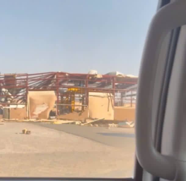 🇮🇷 — Tasnim : Des images montrant d’importants dégâts à la base américaine « Camp Arifjan » au Koweït ont été diffusées à la suite de l’attaque iranienne.Le réseau « Midas News », en publiant cinq images documentées, a révélé de nouveaux éléments sur les conséquences de l’attaque iranienne contre les bases américaines sur le territoire koweïtien.Les vérifications montrent que les dégâts visibles sur les images correspondent à la base militaire américaine « Camp Arifjan ».Les images indiquent que des parties stratégiques de la base ont subi de graves dommages, notamment des entrepôts et des aires d’atterrissage pour hélicoptères.L’attaque a également touché un abri fortifié, conçu pour protéger les forces américaines en cas d’urgence, qui a lui aussi subi des dommages.Un bâtiment de plusieurs étages ainsi que d’autres installations de soutien à l’intérieur de la base ont également été endommagés et détruits lors de l’attaque.