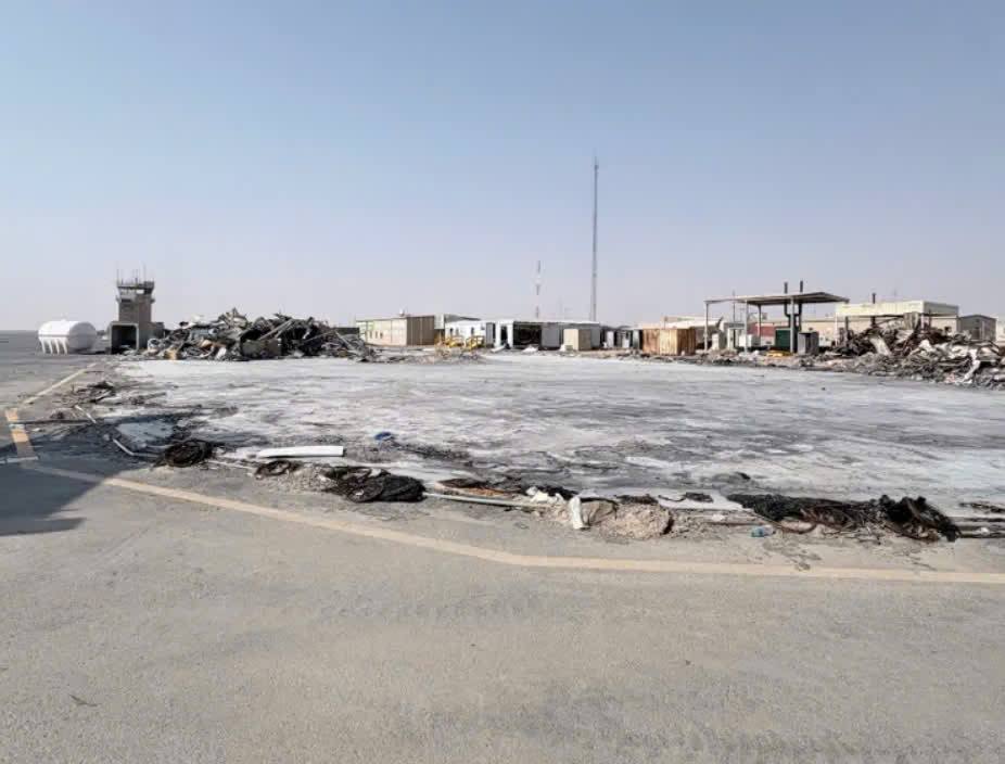 🇮🇷 — Tasnim : Des images montrant d’importants dégâts à la base américaine « Camp Arifjan » au Koweït ont été diffusées à la suite de l’attaque iranienne.Le réseau « Midas News », en publiant cinq images documentées, a révélé de nouveaux éléments sur les conséquences de l’attaque iranienne contre les bases américaines sur le territoire koweïtien.Les vérifications montrent que les dégâts visibles sur les images correspondent à la base militaire américaine « Camp Arifjan ».Les images indiquent que des parties stratégiques de la base ont subi de graves dommages, notamment des entrepôts et des aires d’atterrissage pour hélicoptères.L’attaque a également touché un abri fortifié, conçu pour protéger les forces américaines en cas d’urgence, qui a lui aussi subi des dommages.Un bâtiment de plusieurs étages ainsi que d’autres installations de soutien à l’intérieur de la base ont également été endommagés et détruits lors de l’attaque.