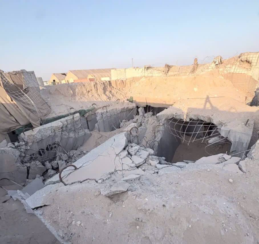 🇮🇷 — Tasnim : Des images montrant d’importants dégâts à la base américaine « Camp Arifjan » au Koweït ont été diffusées à la suite de l’attaque iranienne.Le réseau « Midas News », en publiant cinq images documentées, a révélé de nouveaux éléments sur les conséquences de l’attaque iranienne contre les bases américaines sur le territoire koweïtien.Les vérifications montrent que les dégâts visibles sur les images correspondent à la base militaire américaine « Camp Arifjan ».Les images indiquent que des parties stratégiques de la base ont subi de graves dommages, notamment des entrepôts et des aires d’atterrissage pour hélicoptères.L’attaque a également touché un abri fortifié, conçu pour protéger les forces américaines en cas d’urgence, qui a lui aussi subi des dommages.Un bâtiment de plusieurs étages ainsi que d’autres installations de soutien à l’intérieur de la base ont également été endommagés et détruits lors de l’attaque.