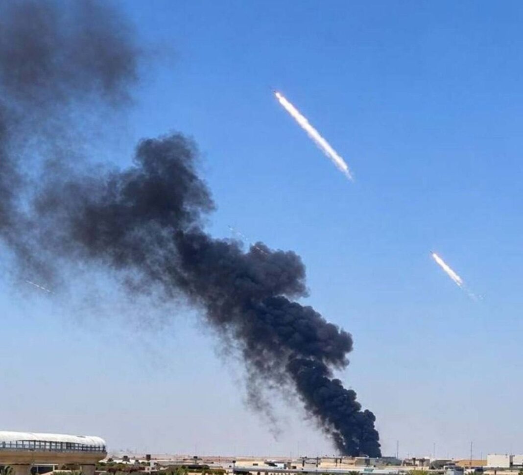 🇾🇪🇸🇦 — Des colonnes de fumée noire ont été aperçues à proximité de l’aéroport international du roi Khaled, à Riyad, en Arabie saoudite. Des sirènes ont également retenti à Riyad tôt dans la matinée, vers 4 heures. Il s’agirait probablement de l’impact d’un missile yéménite en représailles aux bombardements de Sanaa.