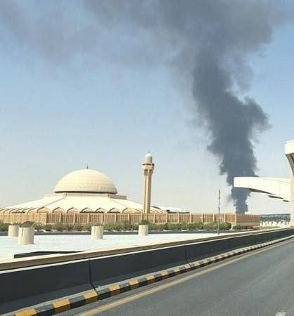 🇾🇪🇸🇦 — Des colonnes de fumée noire ont été aperçues à proximité de l’aéroport international du roi Khaled, à Riyad, en Arabie saoudite. Des sirènes ont également retenti à Riyad tôt dans la matinée, vers 4 heures. Il s’agirait probablement de l’impact d’un missile yéménite en représailles aux bombardements de Sanaa.