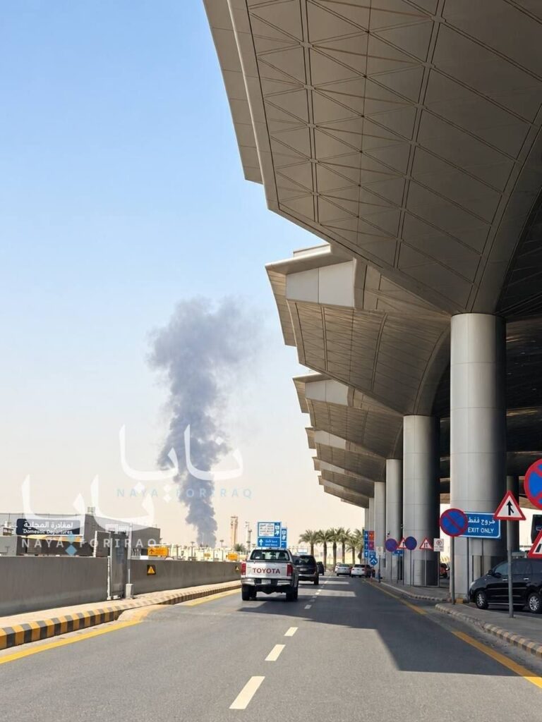 🇾🇪🇸🇦 — Des colonnes de fumée noire ont été aperçues à proximité de l’aéroport international du roi Khaled, à Riyad, en Arabie saoudite. Des sirènes ont également retenti à Riyad tôt dans la matinée, vers 4 heures. Il s’agirait probablement de l’impact d’un missile yéménite en représailles aux bombardements de Sanaa.