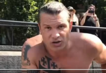 Un citoyen lance un cri de protestation à l’encontre du secrétaire américain à la Guerre : Pete Hegseth,« Tu es un lâche ! »,73 % des américains veulent que les états unies quitte le Golfe ,Trump humilié, Le grand mensonge de Trump : le président qui avait promis la paix et a entraîné les États-Unis dans une guerre coûtant des milliards de dollars. Juste un petit rappel… Le même type qui veut imposer le christianisme à tout le monde : • Marié trois fois • Nombreuses aventures extraconjugales • A mis sa troisième femme enceinte alors qu’il était encore marié à la deuxième • A versé 50 000 dollars pour régler une plainte pour agression sexuelle Cliquez sur « J’aime » si vous pensez que Hegseth est une vraie merde