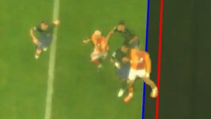 LA DÉCISION DE REFUSER LE BUT ÉTAIT 100% JUSTE / DENIZ COBAN - FANATIK
L'arbitre italien Marco Guida, fort de son expérience en Serie A, a dirigé une rencontre d'une sérénité exceptionnelle. Aucune décision tendue concernant les cartons ni aucun penalty controversé n'est venu perturber le jeu. Le respect mutuel et l'esprit sportif manifestés par les joueurs des deux équipes ont grandement facilité la tâche de Guida. L'arbitre italien a, pour ainsi dire, sifflé la fin du match avec une aisance déconcertante. Le seul fait marquant de la soirée, du point de vue de