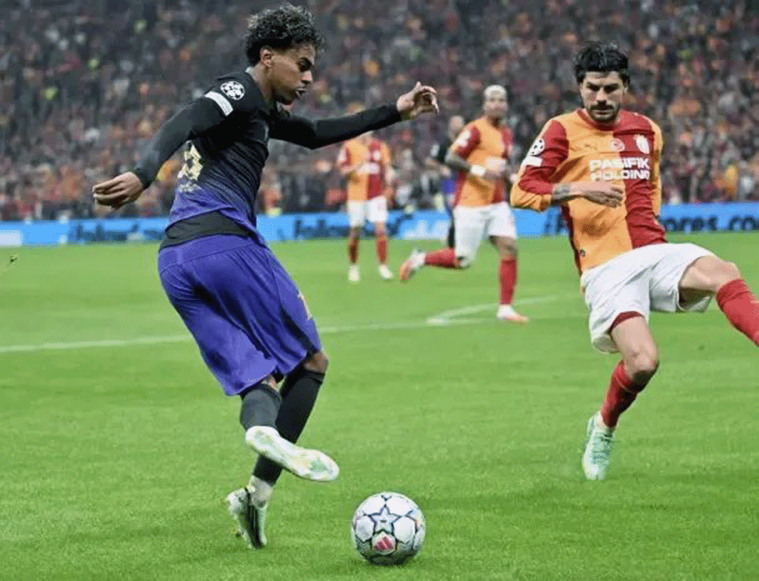 YAMAL vous voyez Lamine Yamal ? et bien c'est à ça que ressemble un meilleur joueur du monde ! technique , maestria , moments magiques à tous les matchs, effet Wow permanent, le mec te fait lever de ton siège sur un contrôle, une passe, ou un dribble inventé la vieille à l'entraînement. admirez l'artiste, et arrêtez de gaver le monde avec la comptabilité des tap-in inutiles de votre gourou, ça n'intéresse personne.